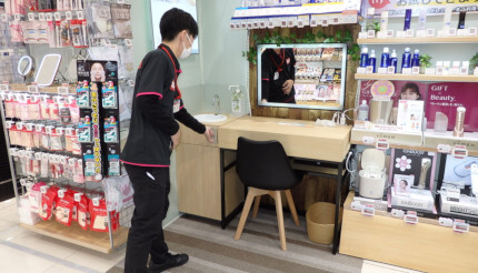 ビックカメラ千葉駅前店、女性店員の要望を反映したビック初の「お試しドレッサー」と「パウダールーム」