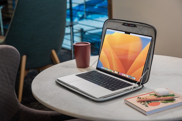 デザインはシンプルかつ最小限！Twelve South SuitCase for MacBook (M1)