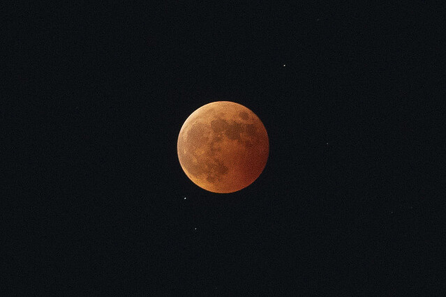 スマホ+望遠レンズで「皆既月食」撮ってみた! iPhoneなど6台でイッキ撮り