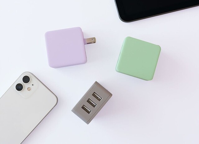 USB-Aポートを3つ搭載したカラフルなAC充電器 – ピスタチオなど3色
