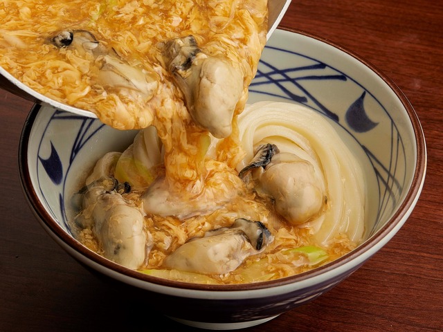 広島県産浜ゆで牡蠣を6個贅沢に！熱々、濃厚な旨み広がる『牡蠣たまあんかけうどん』