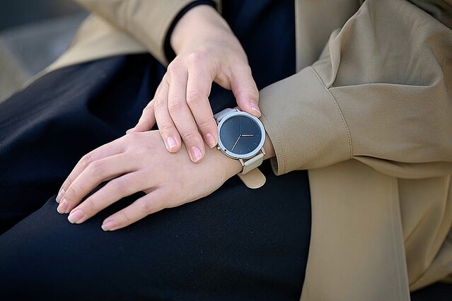 “時間に点を打つ”をコンセプトに開発された腕時計「10 watch」