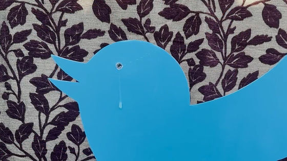 「Twitterよ安らかに」とツイートがあるごとに涙を流す青い鳥「バイバイバード」を稼働させるとこうなる