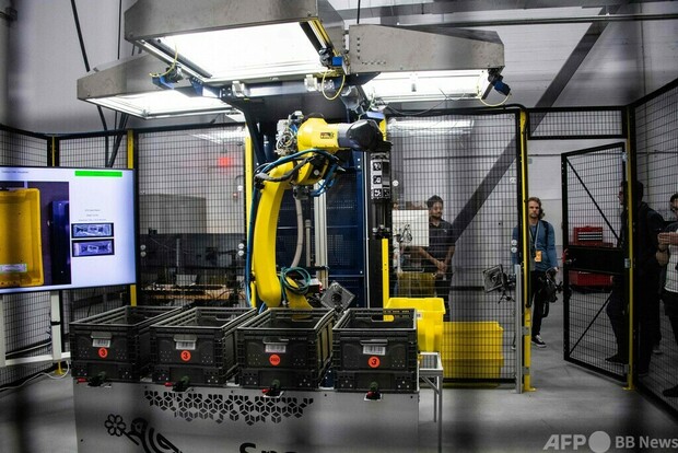 米アマゾン、最新仕分けロボット公開 新たな懸念も