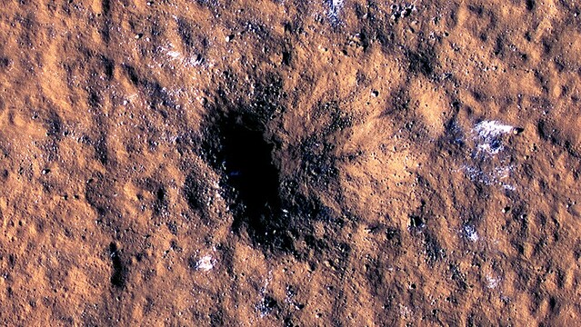 ビフォー＆アフター画像で見る、隕石衝突で形成された火星のクレーター