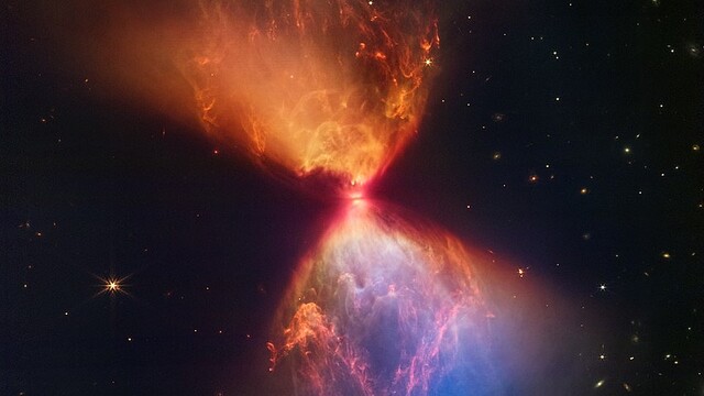 ウェッブ宇宙望遠鏡の最新画像、原始星が作った見事な宇宙の「砂時計」