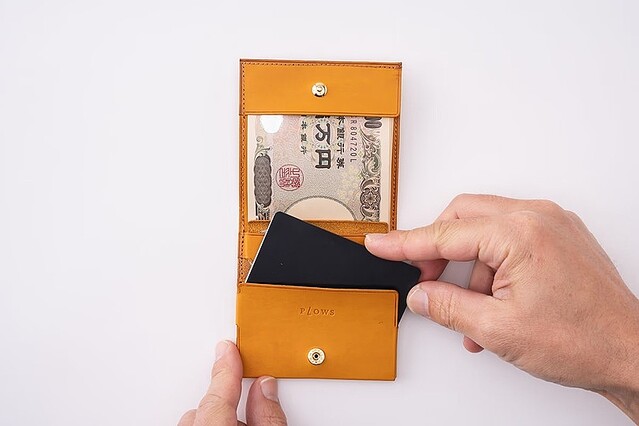 経年変化が楽しめるバケッタレザー素材の二つ折りコンパクト財布「dritto 2 thin」