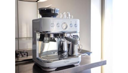 コーヒー嫌いの妻に「飲みたい！」と言わせた本格派エスプレッソメーカー「Cyetus」、2023年は家からカフェラテを持って行こう