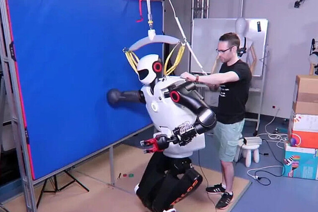 ヒト型ロボット、「転びそうになると壁に手をつく」ことをようやく学ぶ