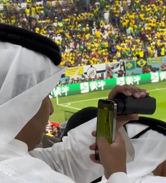 ワールドカップで双眼鏡越しにiPhoneで試合を観るユーザーがいたと話題に