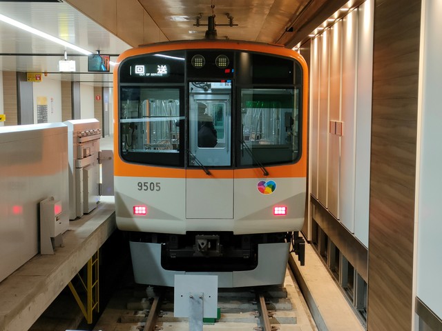 本当に「特急」！？ 発車直後は各駅停車だし、格下の列車にも抜かれる…日本でここだけ・阪神「区間特急」の不思議な走り方はなぜ？