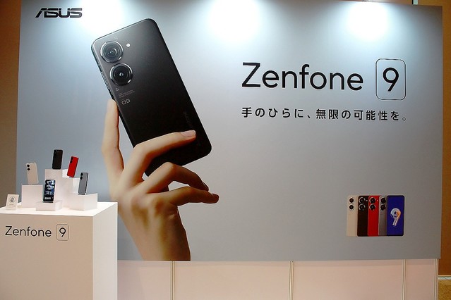 Zenfone 9は待望の小型なのに高性能！ ASUSの最新スマホは使い勝手とアクセサリーが秀逸