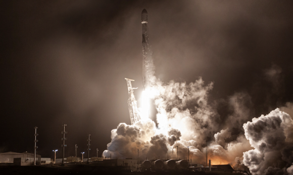 マスク氏のSpaceX、FCCより次世代衛星7,500基打ち上げの許可を取得