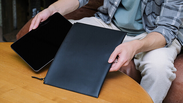 iPadやiPad miniにジャストなサイズ感。上質なヴィーガンレザー製のタブレットケース、ミニマル＆クールでテンション爆上がり