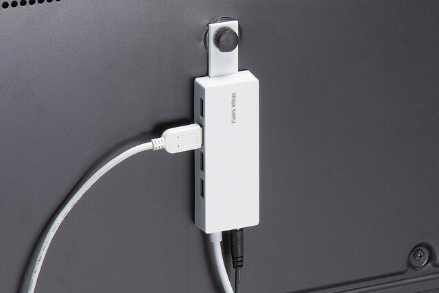薄型テレビの背面に固定できるUSBハブ USB 3.2 Gen1対応、ACアダプター付属