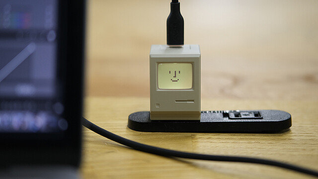 充電しながら笑顔で見守ってくれる｡初代Macをモチーフにしたレトロかわいい充電器