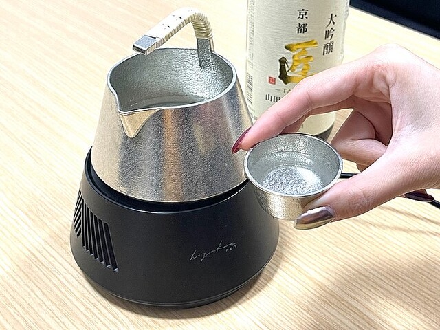 お家で最高の日本酒体験が味わえる冷温機と酒器のセット「hiyakanPRO」