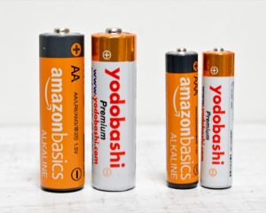 Amazon・ヨドバシの「オリジナル乾電池」はどっちが長持ち？ 性能を比べてみた