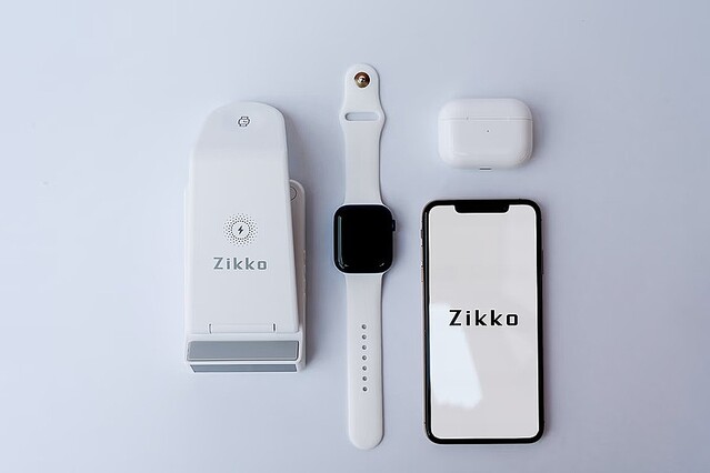 4台のデバイスを同時充電できる7 in 1充電スタンド「Zikko」