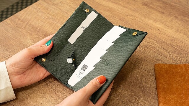 1万円札とほぼ同サイズの一枚革コンパクト長財布「Uno」の魅力とは？