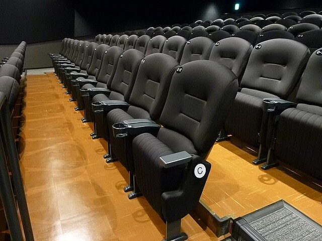 自宅で映画館気分を味える。「映画館の座席」フリマで販売