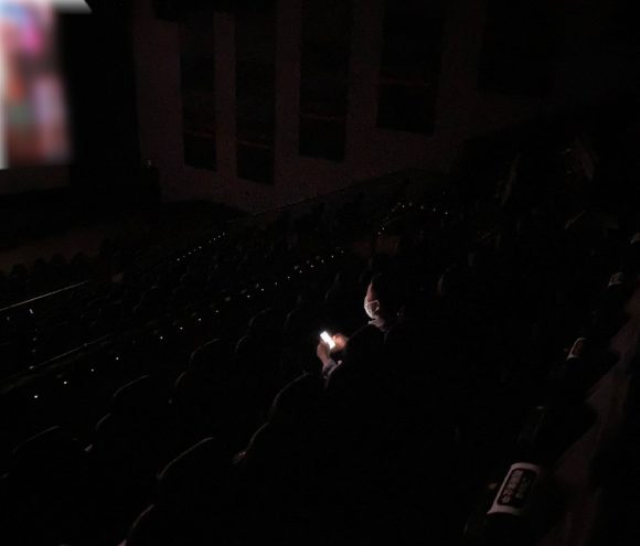 劇場の暗い客席でスマホ、スマウォの光はこんなに目立つ！博多座の検証が話題に