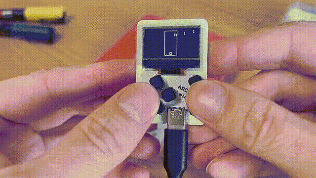 仕様が不思議な超ミニミニレトロゲーム機「Arduboy Mini」