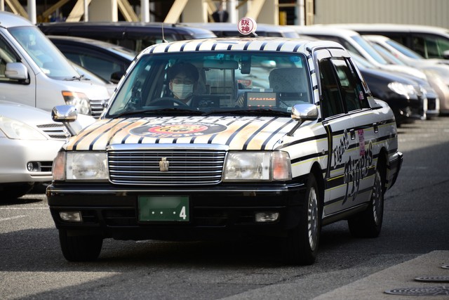 おつかれさん！阪神タイガースのタクシー 長年のサービス物語るラッピングの傷みは、滑り込みで汚れたユニフォームみたい
