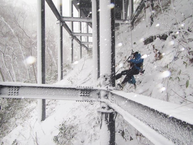 「技術者の勇者ぶりがハンパない」写真に称賛の声 豪雪でも高所でインフラ整備「極寒風景だけど気持ちが熱くなるやつ」