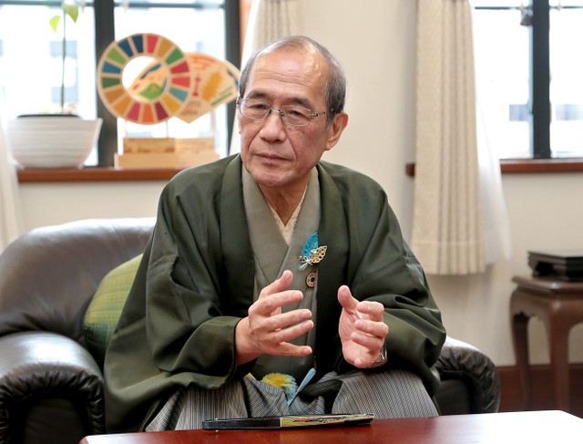 京都市の門川大作市長が着ている着物は自費？ 直撃すると、和装には市長の思いがこめられていた