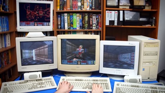 DOOM 1.1の伝説のマルチモニターモードを再現することに成功、1モニターにつき1PCが必要という狂気じみた構成