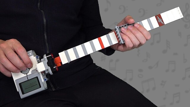 レゴで作ったエレキギター。弦がなくスライダーとボタンで演奏