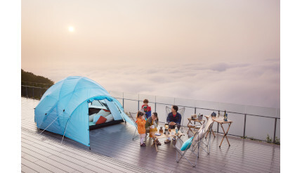 「雲海テラス」を貸し切ってキャンプができる、北海道の「星野リゾート リゾナーレトマム」で実施