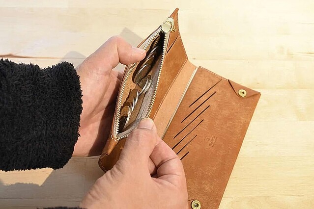 1万円札を折らずに入れられる最小サイズのコンパクト長財布「Uno」