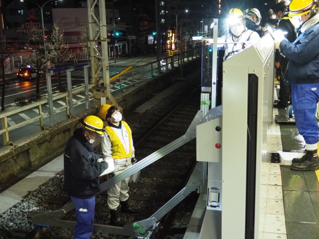 ホームドア、阪急電車で駅へ輸送 深夜の春日野道駅、設置作業に密着 わずか幅2.5メートルのところも…激狭ホームの安全性向上
