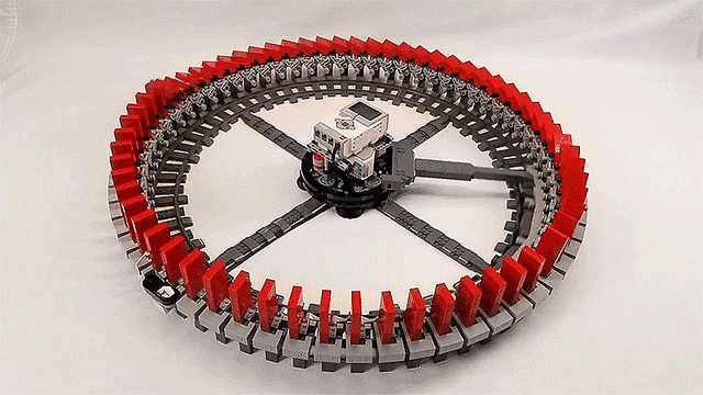レゴで作った無限ループするドミノ。24時間で200万個倒れます