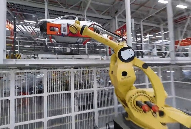 テスラの工場で働く巨大ロボ・アームの名は「ゴジラ」だって！