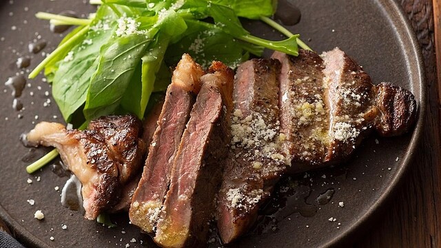 お安い牛肉も絶品ステーキに！「アレ」を塗って冷蔵庫に入れるだけ