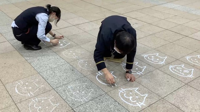 猫の日、日暮里駅の床に222匹のにゃんこ！ 終電後に手書きした駅社員さん、お疲れさまです