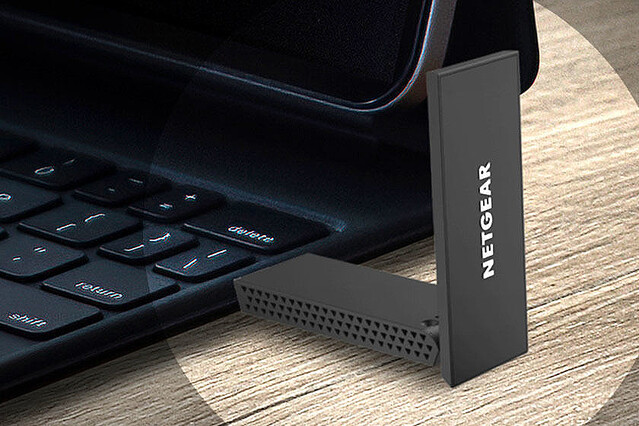 ネットギア、USBメモリー型のWiFi 6E対応子機「Nighthawk A8000」