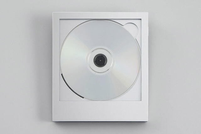 CDのジャケットを飾れる壁掛け対応のCDプレーヤー、シルバーの新色
