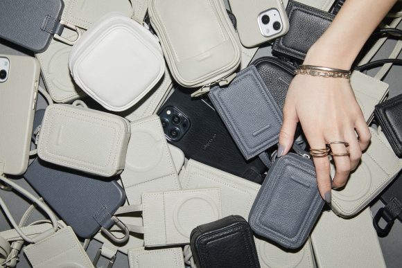 土屋鞄製造所、iPhoneにMagSafeで装着する小型バッグ発売を予告