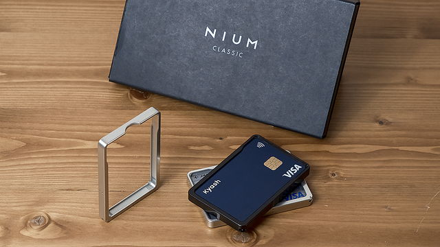 カードを瞬時に取り出せるフレーム型カードケース「NIUM CLASSIC」