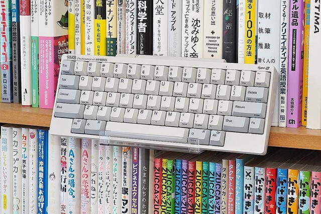 【ダイソーで発見！】自慢のキーボードを本棚に美しく飾れる「アクリル棚」