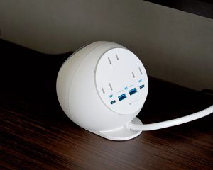 配線だらけのイライラをスッキリ解消。電源・充電を一台でこなすアイテム