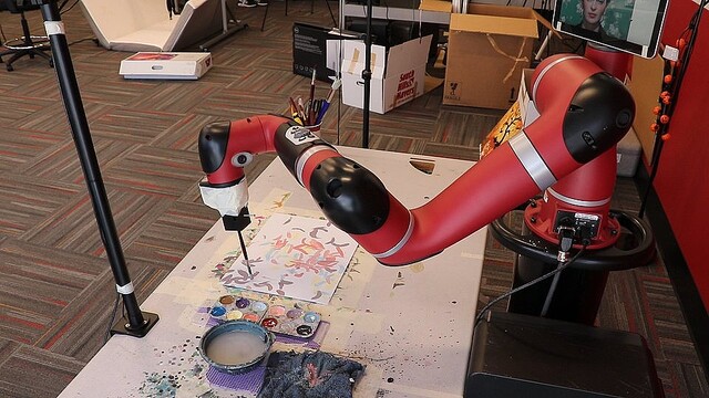 新開発のロボットアーム、人間とのコラボで芸術作品を創作