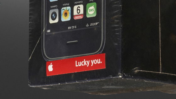 Appleロゴ入りの「Lucky you.」ステッカーが貼られた初代iPhoneがオークションに出品され530万円で落札される