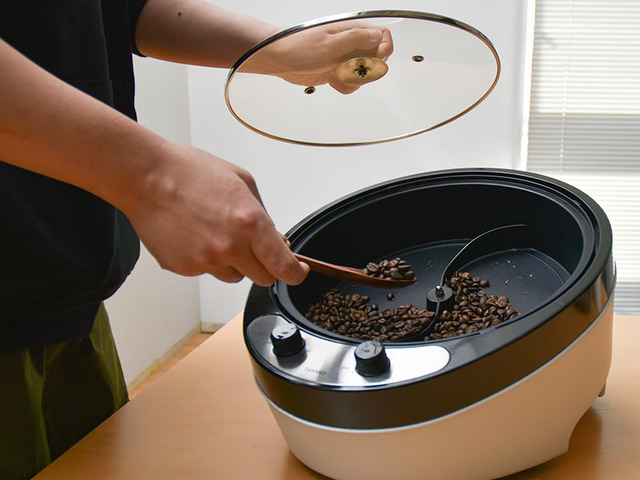 45度の傾斜と回転羽根で、混ぜながらコーヒー豆を焙煎できる！『ムラなく焙煎電熱直火式コーヒーロースター』