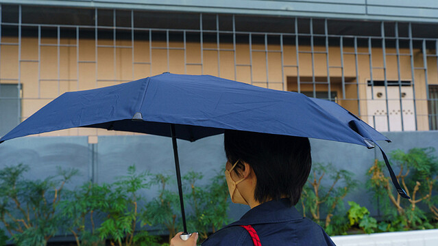 台風もどんとこい！ 風速100km/hまでの暴風雨に耐える、自動開閉機能付き折りたたみ傘