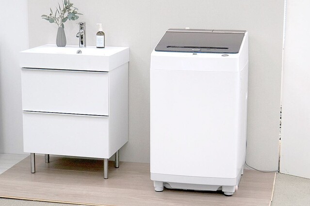 シャープのタテ型全自動洗濯機、人気の「穴なし槽」に待望の液体洗剤＆柔軟剤の自動投入モデル